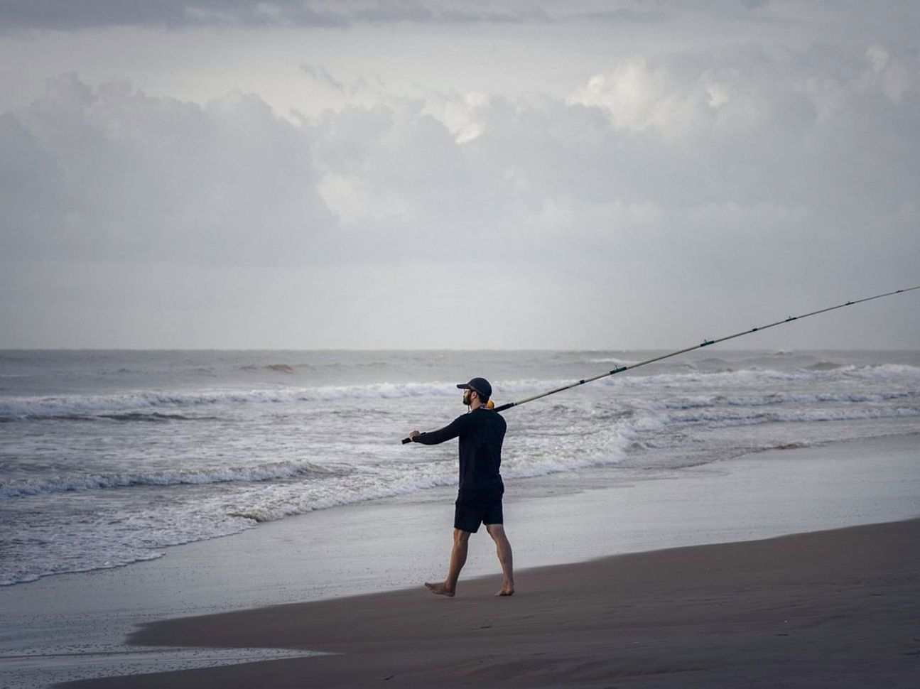 Equipamento de pesca no gelo preparado à beira do lago